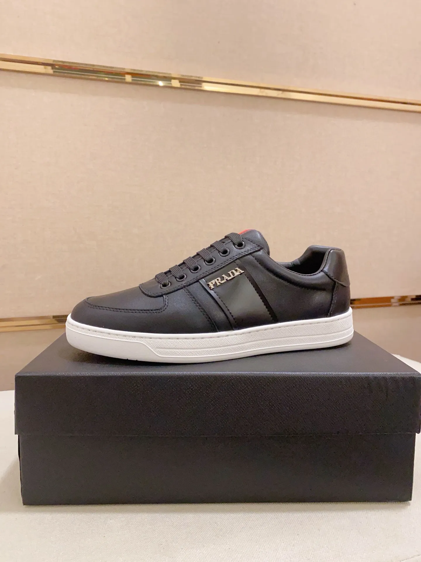 Men's shoes 💰: 440💰 [Prada～Prada] Trendy new models are on the market. Same style as the official website. Counter quality. Original matching. [Strong] [Strong] Selected first-layer cowhide fabric. Comfortable and breathable sheepskin lining, fine workmanship, upper layer made of 100% pure cowhide, original last shape, comfortable on the feet, shoe sizes 38 to 44
